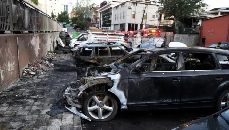 Sanayi Bölgesinde Yangın: Tamir Bekleyen Araçlar Küle Döndü