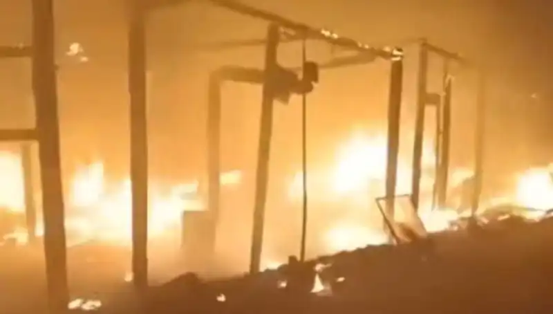 Elektrik Tellerinin Koptuğu Yangın, 15 Çadırı Yok Etti!