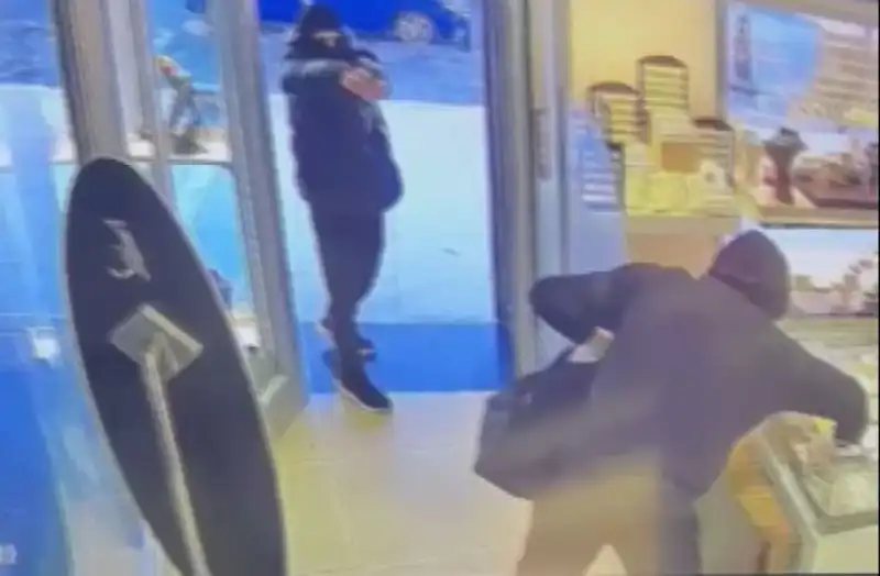 Ümraniye'deki Soygun Girişimi: Maskeli Soyguncular Dikkat Çekti!