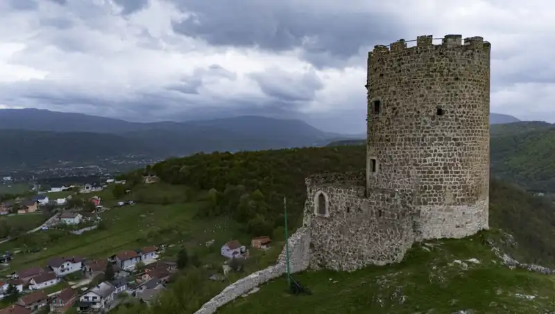 Sokolac Kalesi: Bosna Hersek’in Tarihi Mirası Zamanla Yarışıyor