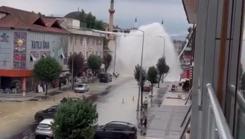 İçme Suyu Hattındaki Patlama Şehri Sarsacak Boyutta: Su Yüksekten Fışkırdı