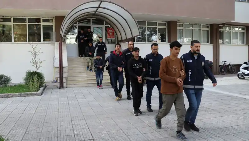 Türkiye'nin Saray ve Samanlı'da 21 Düzensiz Göçmen Yakalandı