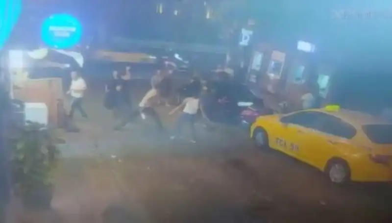 Beyoğlu’nda İşlek Caddede Kanlı Kavga: Sıcak Anlar ve Gözaltılar