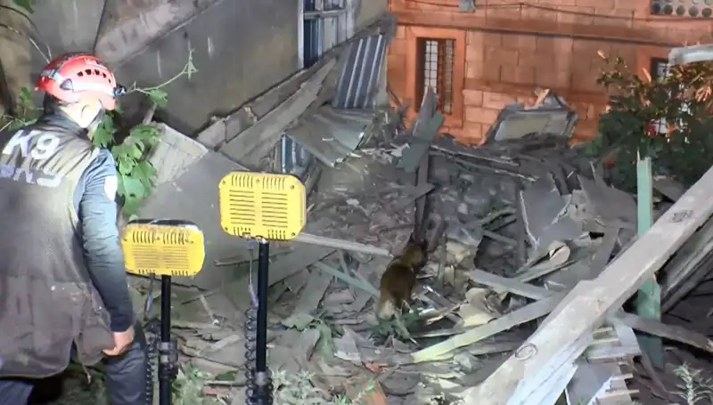 İstanbul'da Deprem Sonrası Çöken Bina Olayı: Detaylar ve İlk İzlenimler
