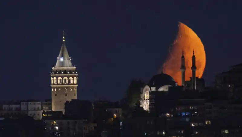 İstanbul'un Gözde Yerinde Yarım Ay, Şehri Büyüledi