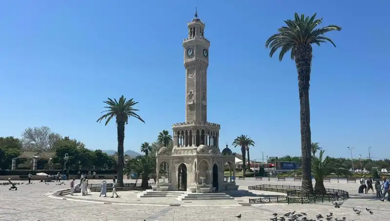 İzmir’de Sıcak Hava Rekoru: 42 Dereceyi Aşan Sıcaklıklar Vatandaşları Etkiledi