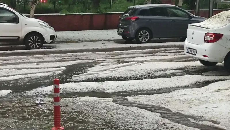 Ardahan'da Dolu Yağışı Şehri Beyaza Bürüdü, Hayatı Olumsuz Etkiledi