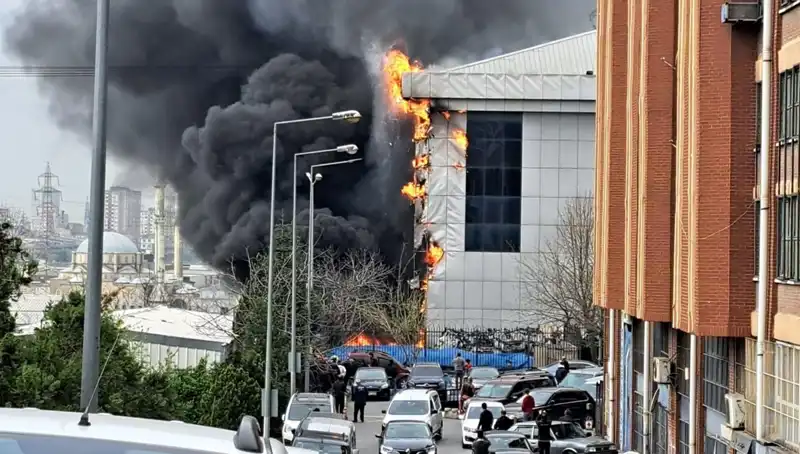 Başakşehir'de Sanayi Sitesinde Yangın: Ekipler Hızla Müdahale Ediyor