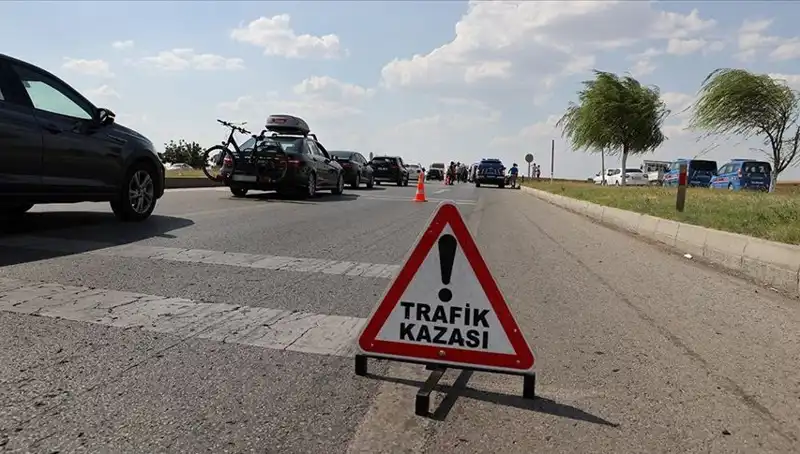 Adana'da Feci Kaza: Kamyon ve Otomobil Çarpıştı, Acı Sonuçlar Ortaya Çıktı