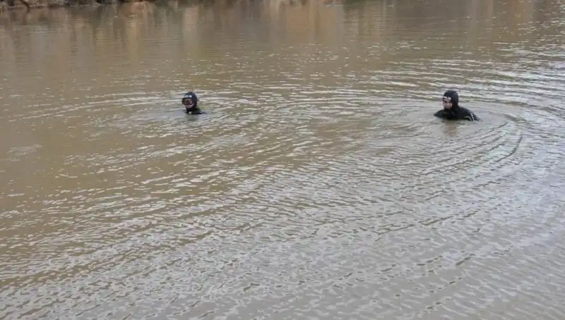 Fırtınalı Havada Sulama Kanalına Düşen İki Kişi Kayboldu