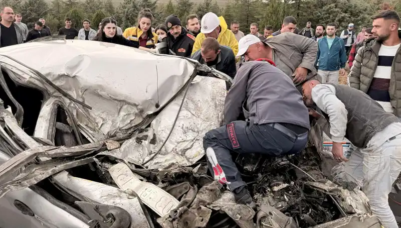 TIR ile Çarpışan Araç Kağıt Gibi Ezildi: Kaza Sonrası Olay Yerinde Şok Görüntüler