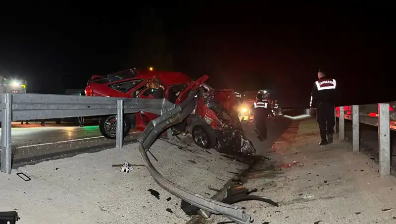 Bariyerlere Çarpan Otomobildeki Korkunç Kaza: İki Can Gitti