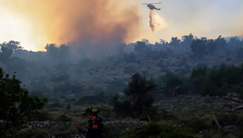 Eğriboz Adası’nda Tarihi Orman Yangını: İki Köy Tahliye Edildi