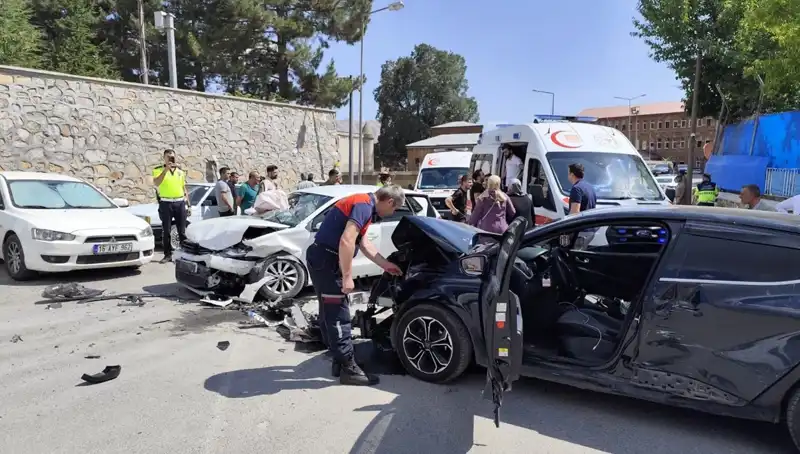 Bitlis'te Feci Trafik Kazası: 10 Yaralı, Araçlar Kullanılamaz Hale Geldi