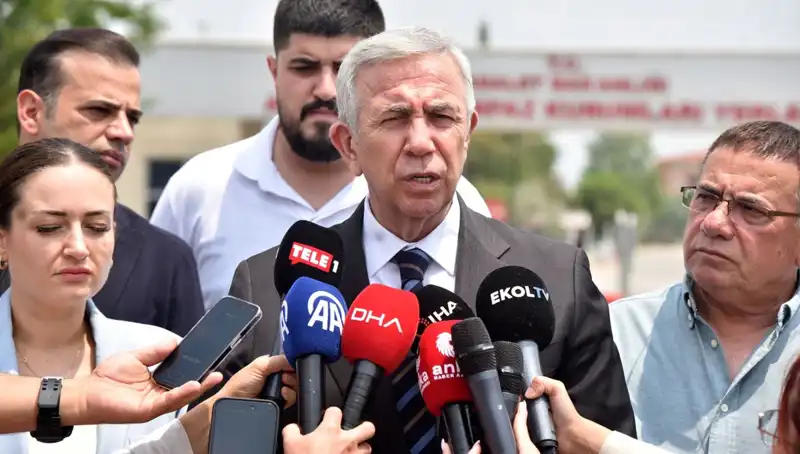 Mansur Yavaş, Antalya’da Muhittin Böcek’i Ziyaret Etti: İşbirliği Mesajları Verildi