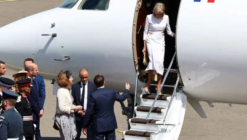 Macron Ailesinde Yeni Bir Kriz: Eşi Elini Uzattı, Cevapsız Kaldı!