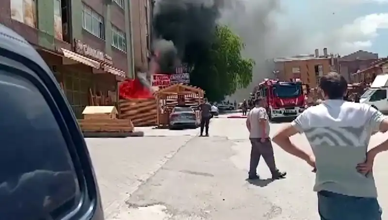 Ankara'da Yangın Korkutan Manzaralar Yaratıyor: İş Yerleri Alev Alev