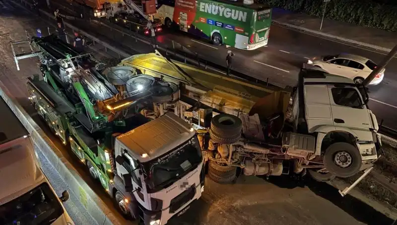 Moloz Yüklü Hafriyat Kamyonu Devrildi: Olayın Ardındaki Sebepler!