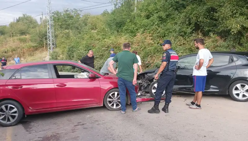 Karamürsel’de Trafik Kazası Korkuttu: İki Otomobil Çarpıştı, Dört Yaralı