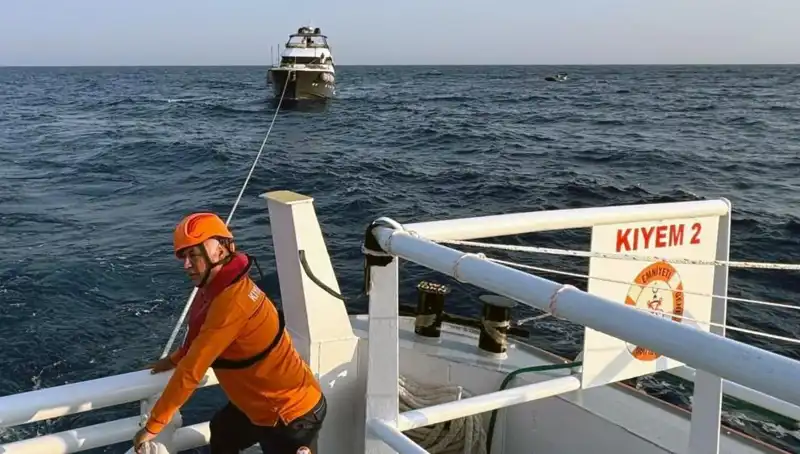 Marmaris Açıklarında Sürüklenen Tekne, Kahramanlar Tarafından Kurtarıldı!