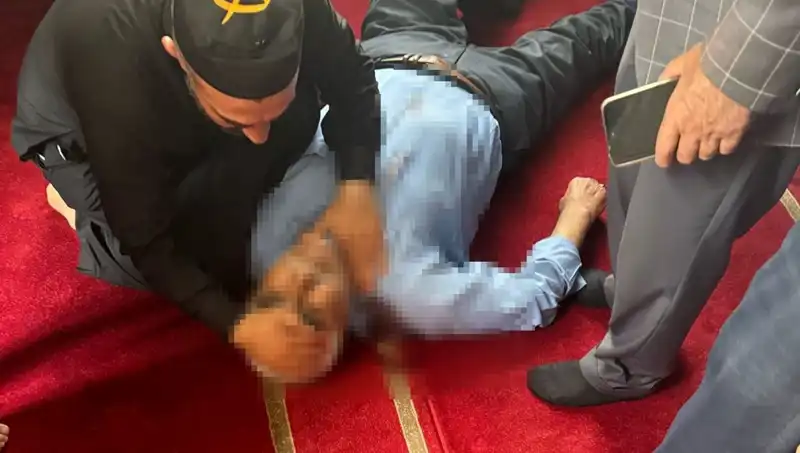 Camide Namaz Kılan Adam Bıçaklandı: Olayın Ardındaki Gizem Ne?