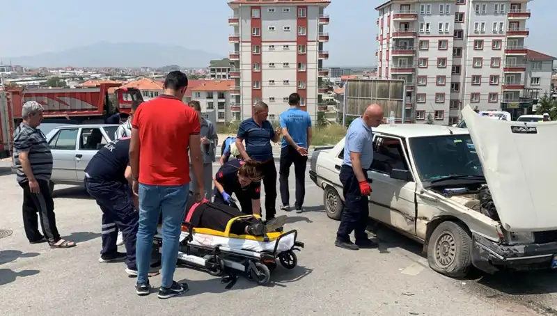 Kavşaktaki Kaza: İki Yaralı, Trafik Çilesi Uzadı