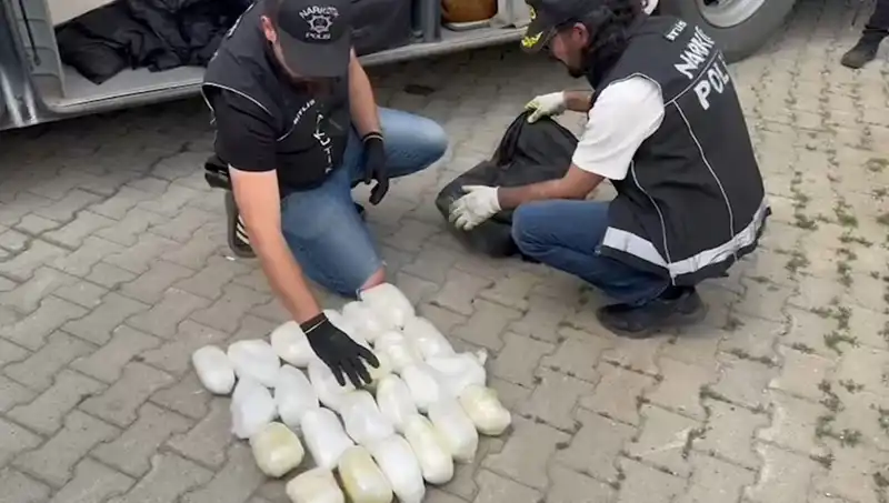 Yolcu Valizinden 13 Kilo Metamfetamin Çıktı: Uyuşturucu Ticareti İfşa Oldu!