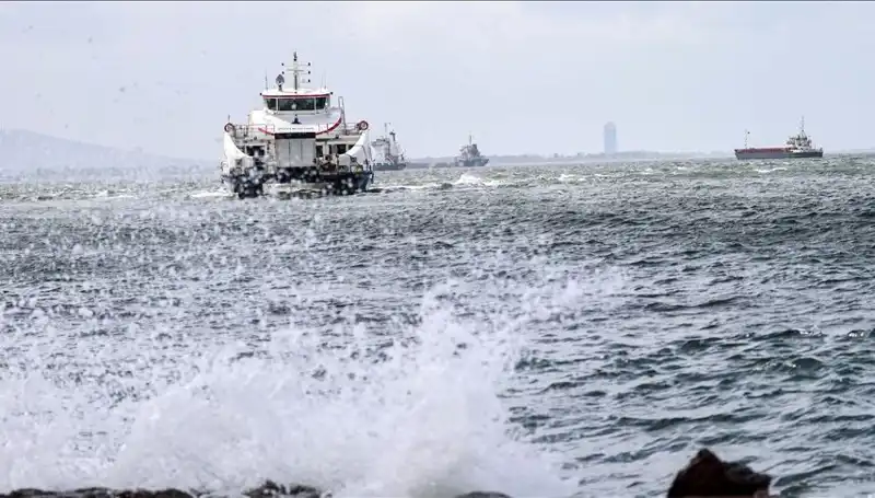 İzmir'de Vapur Seferleri Fırtına Nedeniyle Seferden İkmal Edildi