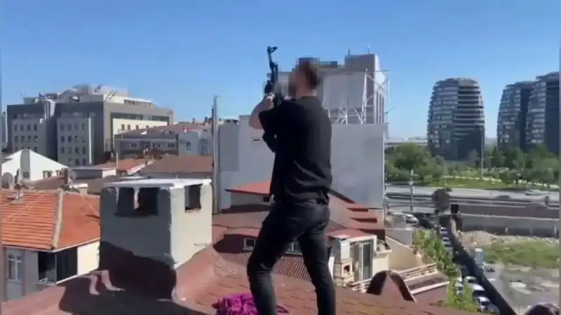 İstanbul'da Gizli Saklanan Silah Operasyonu: Çatıdan AK-47 İle Flaş Gelişme!