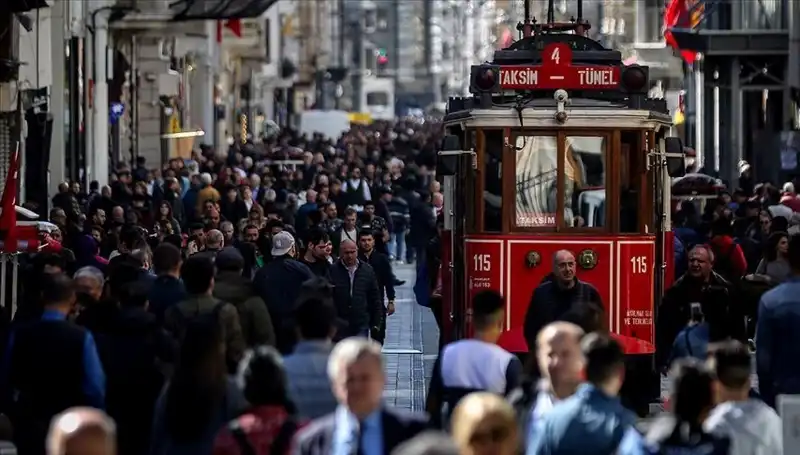 Türkiye'nin Nüfusu Yükselmeye Devam Ediyor: Demografik Değişimlerin Ardındaki Sebepler