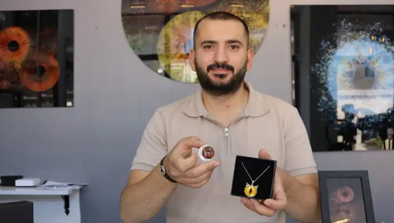 Çektiği İris Fotoğraflarıyla Takı ve Tablo Tasarlayan Sanatçı: "İlk Uygulayan Kişi Benim"