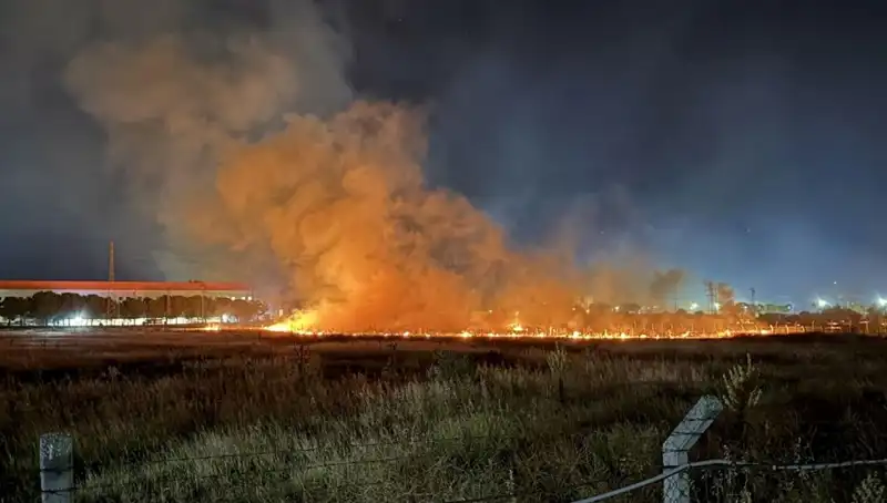 İzmir'de Gece Yarısı Yangın Paniği: Olay Yerinden Canlı Gelişmeler
