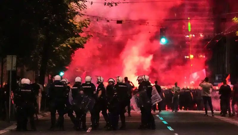 Sırbistan’da Erken Seçim İçin Sokaklarda: On Binlerce Kişi Gözaltına Alındı!