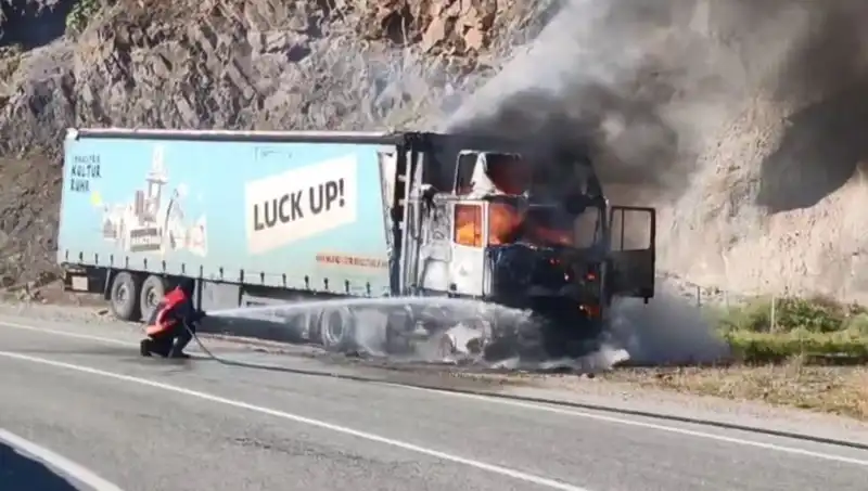Seyir Halindeki TIR Yangını, Trafikte Şok Edici Anlar Yaratıyor!