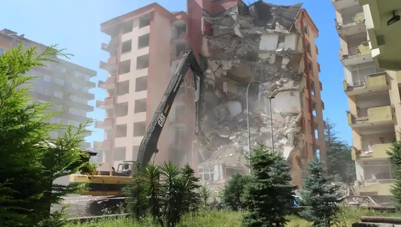 Dalgalar Depremi Andırdı: İki Bina Yıkılmaya Başlandı