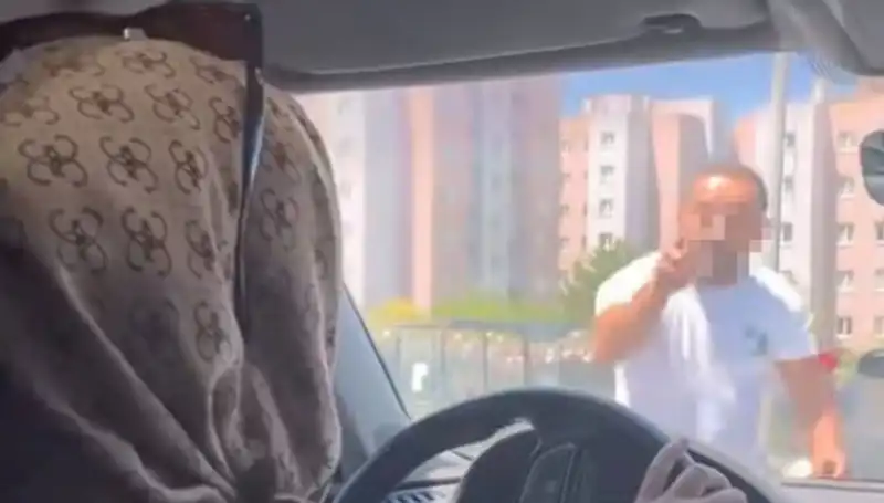 Trafikte Korkunç Anlar: Araç Camına Yumruk Atan Sürücü