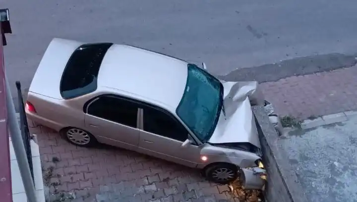 Kontrolü Kaybeden Araç Duvara Çarptı: Kaza Anı Görüntülendi!