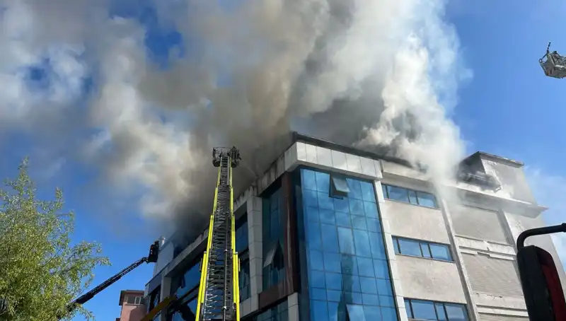 Esenyurt'ta Tekstil Atölyesinde Korkutan Yangın: Olay Anına Dair Tüm Detaylar