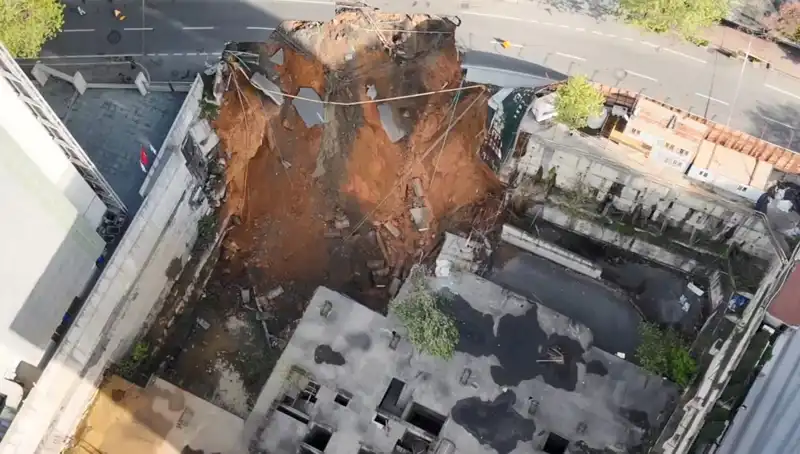Sarıyer'de Aniden Meydana Gelen Yol Çökmesi, Caddeyi Trafiğe Kapattı