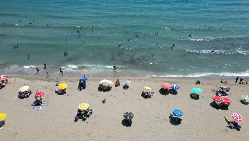 Sıcak Hava Tekirdağ'ı Vurdu: Plajlar Dolup Taşarken Kalabalıklar Artıyor