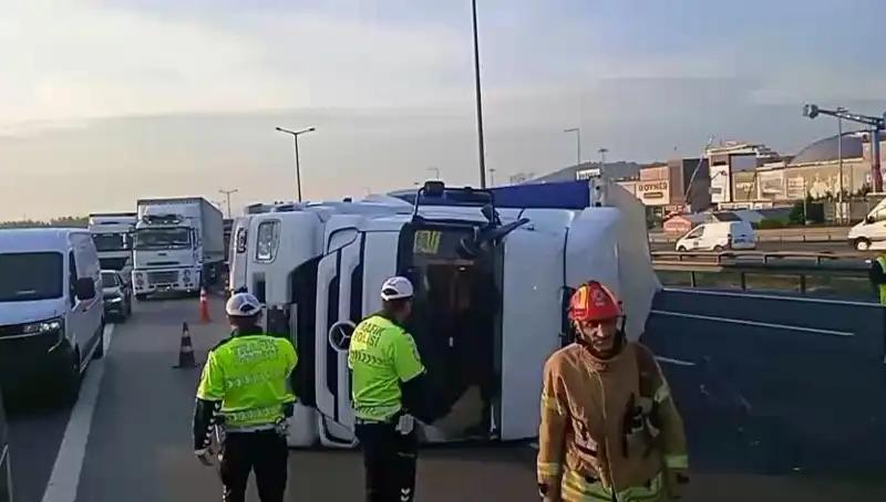 Pendik TEM Otoyolu'nda TIR Devrildi: İstanbul Yönünde Trafik Felaketi