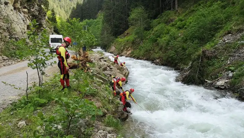 Trabzon'da Dereye Düşen Çocuk İçin Arama Çalışmaları Sürüyor: Babası Hakkında Adli Kontrol Kararı