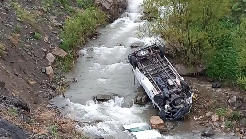 Hakkari'de İşçi Minibüsü Devrildi: Acı Kaza 2 Hayat Aldı