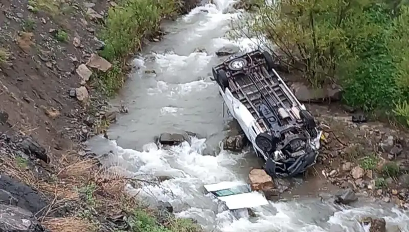 Hakkari'de Minibüs Devrildi: Can Pazarı ve Yaşanan Dram!