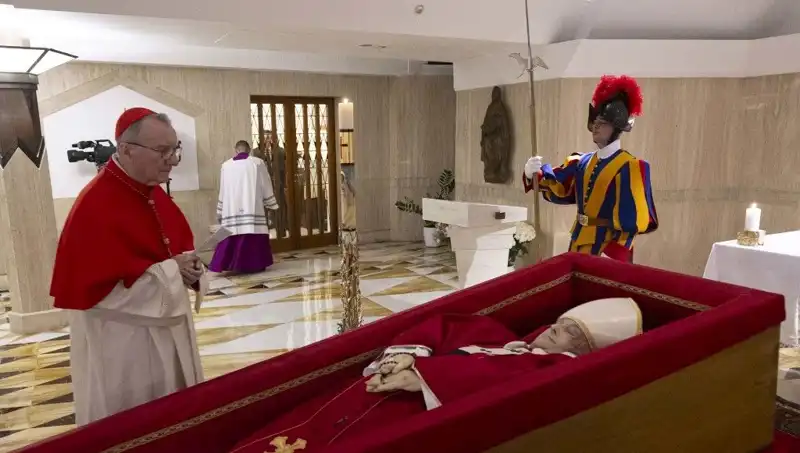 Papa’nın Tabutundaki Fotoğraflar: Duygusal Anlar ve Anıların Paylaşımı