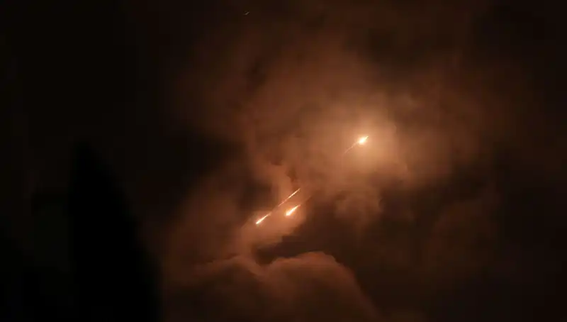 İran'ın Gece Saldırılarının Gizemi: Füzelerin Ateşlenme Saatleri Neden Tesadüf Değil?