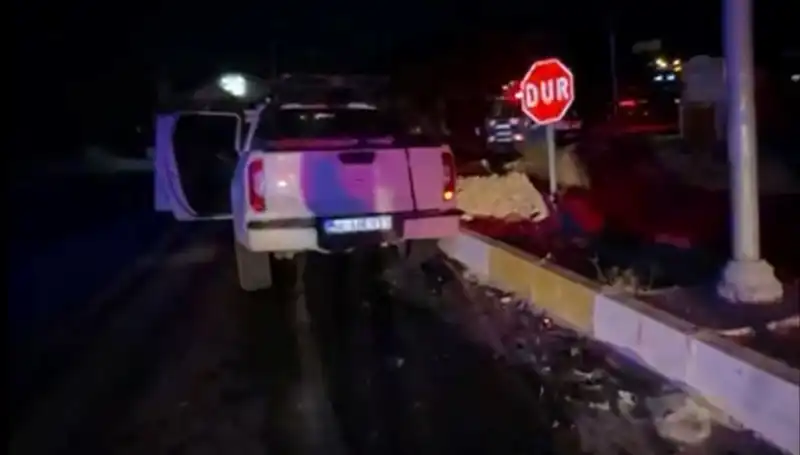 İzmir'de Kamyonet ve Hafif Ticari Araç Çarpıştı: 7 Yaralı, Kaza Anı Güvenlik Kamerasında