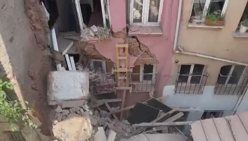 İstanbul'da Üç Katlı Bina Balkonunun Çökmeye Neden Olan Hikayesi