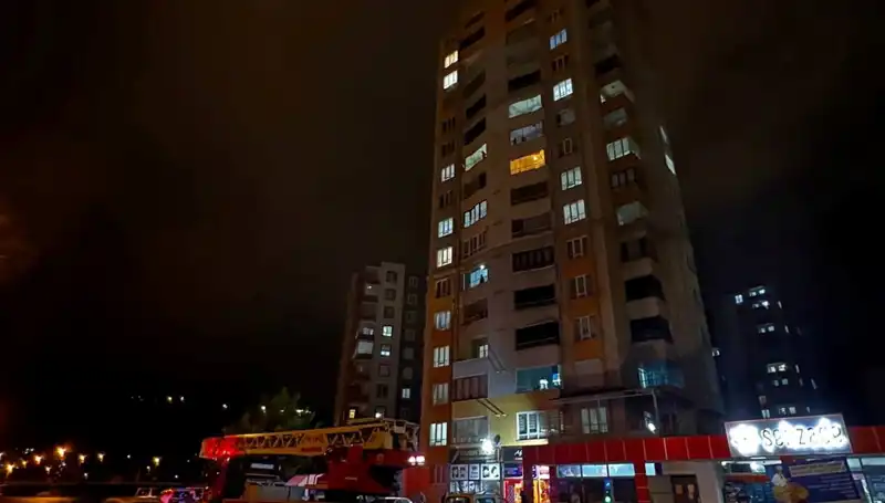 Yıldırım Düşmesi Sonrası Apartman Çatısı Çöktü: Mahallede Panik!