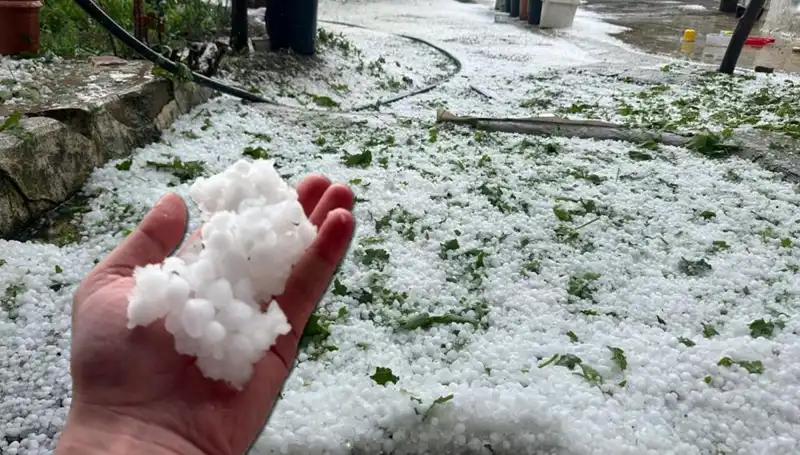Haziran Ayında Gelen Dolu, Şehirleri Beyaza Bürüdü: O Anlar Kamerada!